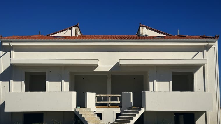 Διπλοκατοικία με κεραμοσκεπή υπό κατασκευή στην Ισθμία